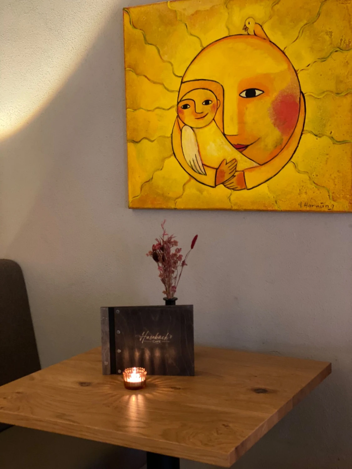 Hasebäck – Café-Tisch und Wandmalerei