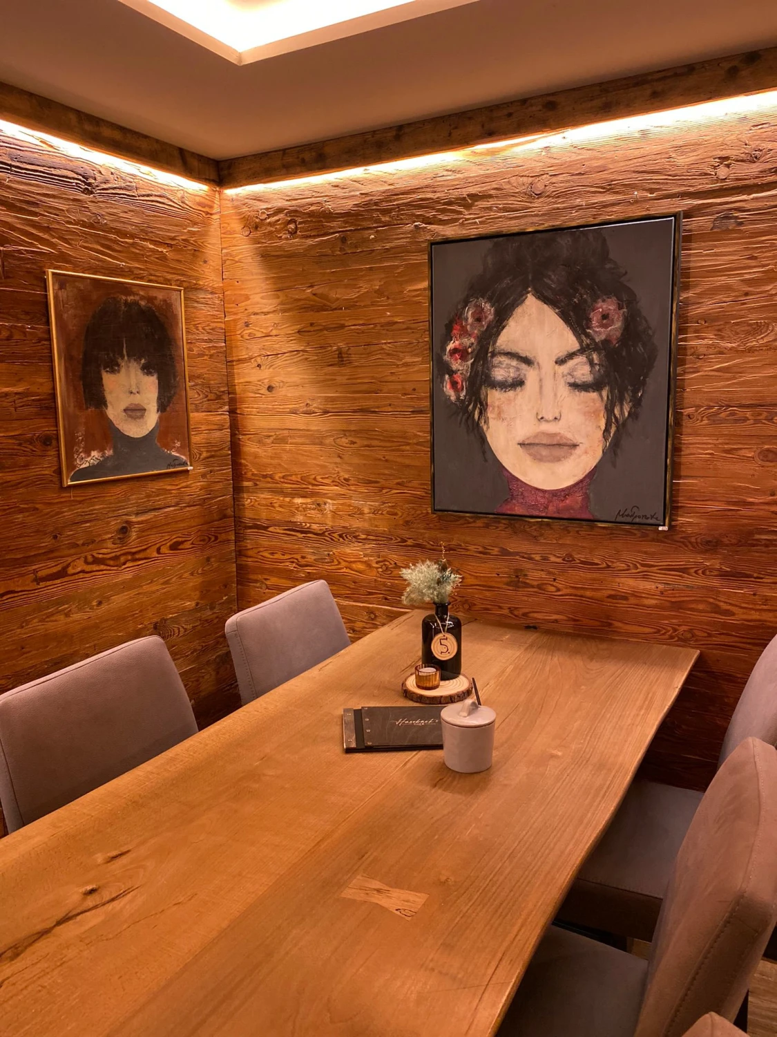 Hasebäck – Café-Tisch und Wandmalereien