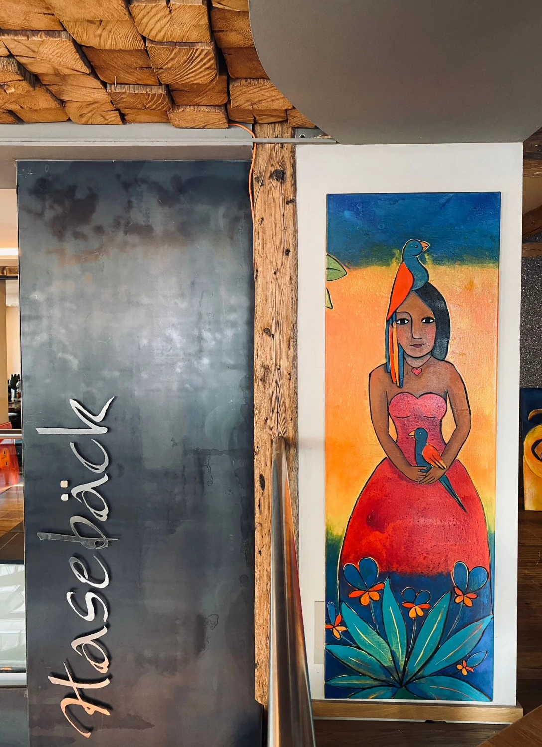 Hasebäck – Café-Tisch und Wandmalereien