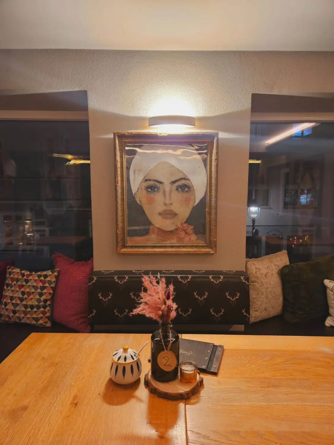 Hasebäck – Café-Tisch und Wandmalereien