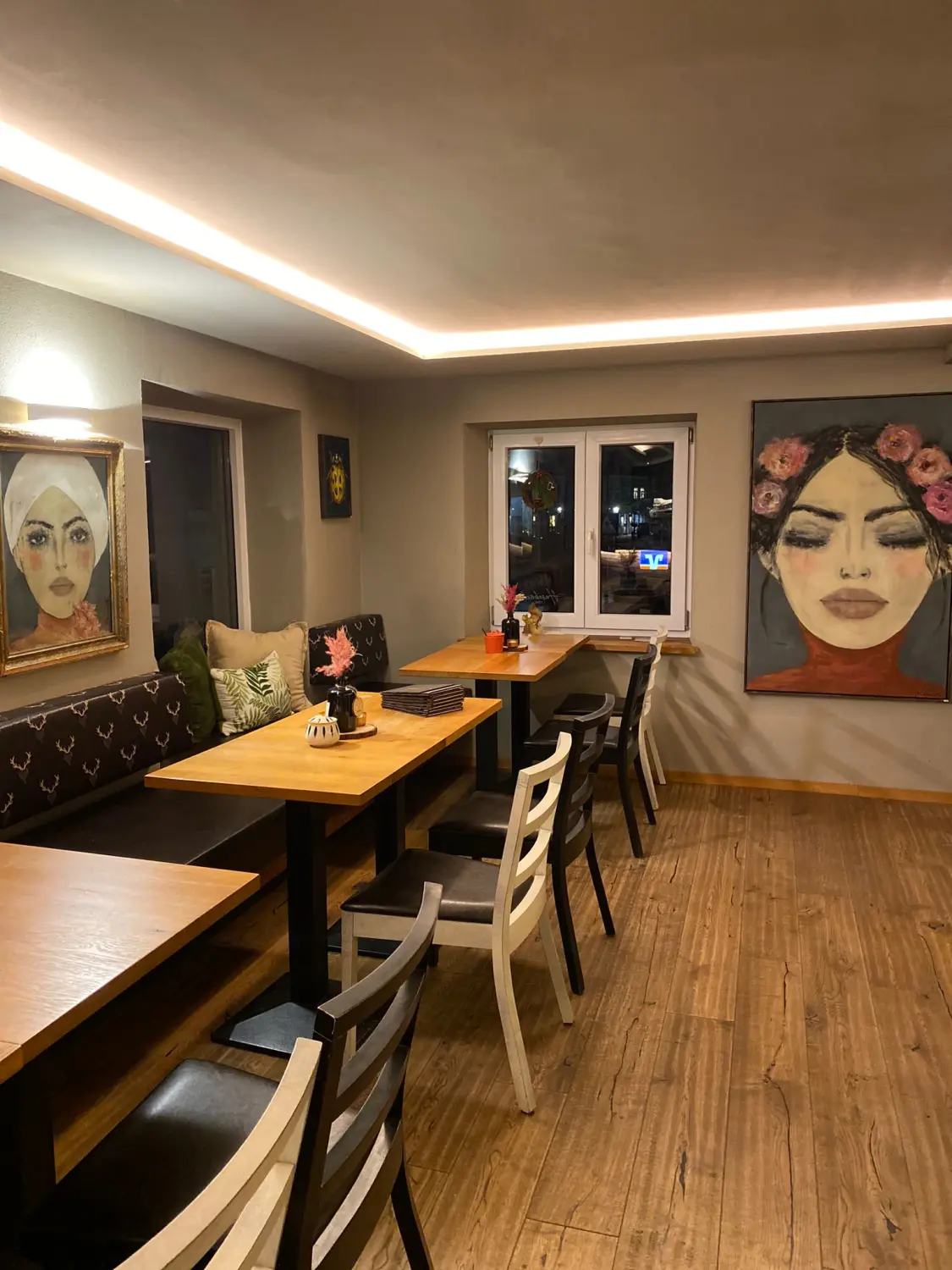 Hasebäck – Café-Innenausstattung, Tisch- und Wandmalerei